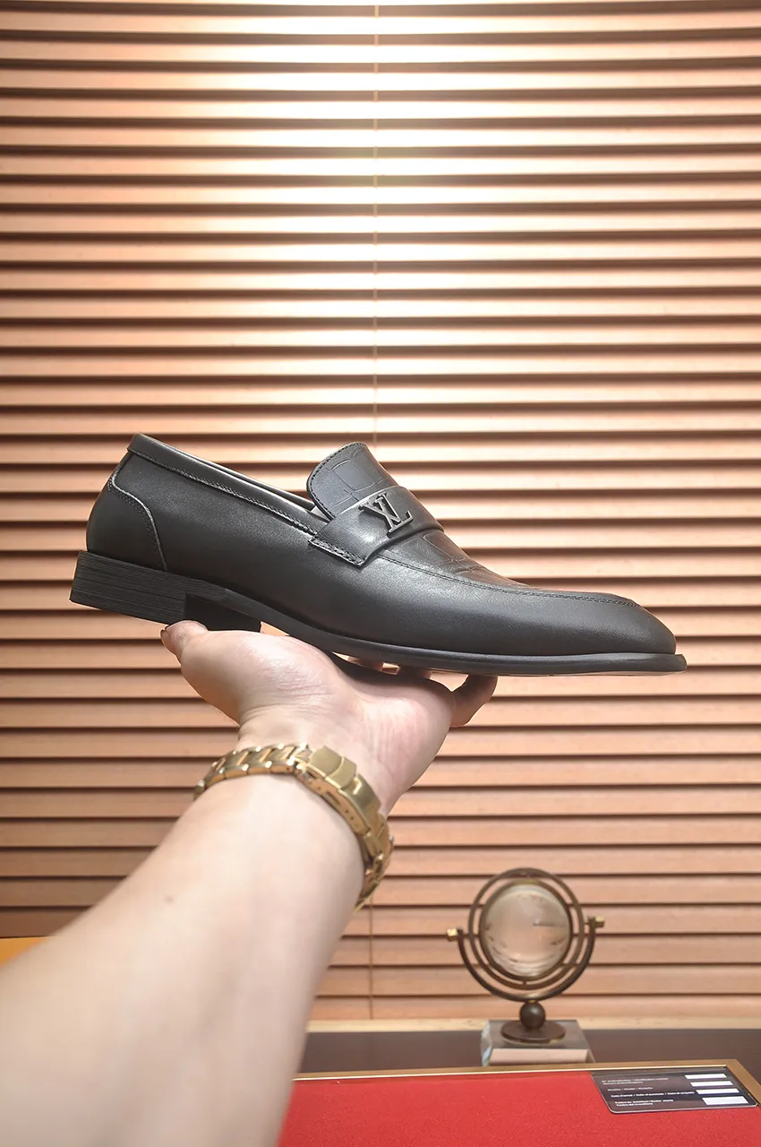 Men's men's shoes 💰540💶 [LV] (original single cowhide lining) 🍀LV's latest genuine leather business suit shoes are launched simultaneously on the official website. The first-layer cowhide imported from Italy is made of heavy gold, 💥official website 1:1 rubber outsole. Versatile to wear, high-end without losing class, and the color combination is extraordinary. This four-season style is alluring when worn on your feet, showing off your big-name flair. Standard code 38-45 (45 customized)